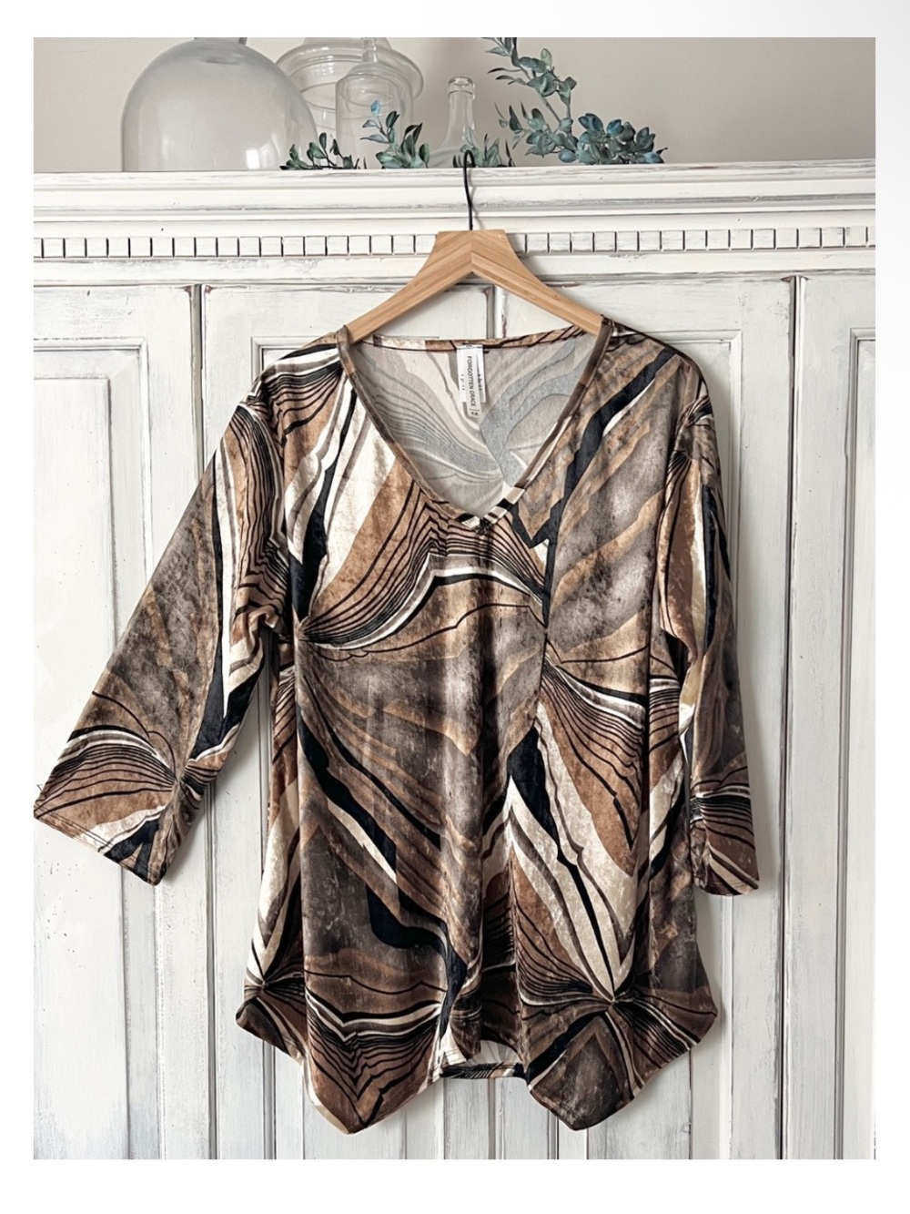 NWT FORGOTTEN GRACE Plus Velvet 3/4 Sleeve Handkerchief-Hem Top in Neutral Print